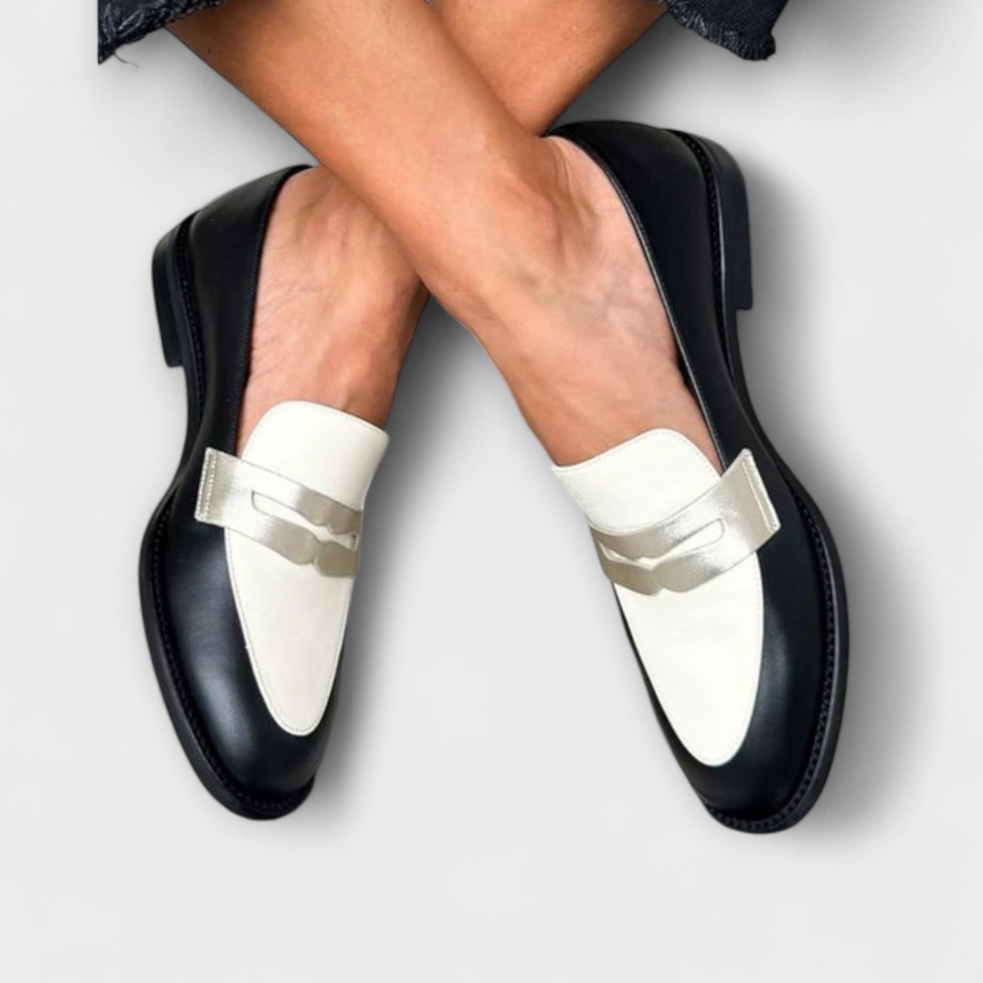 Xara – Stylish Black Loafers with Elegant Metal Details for a Sophisticated Look