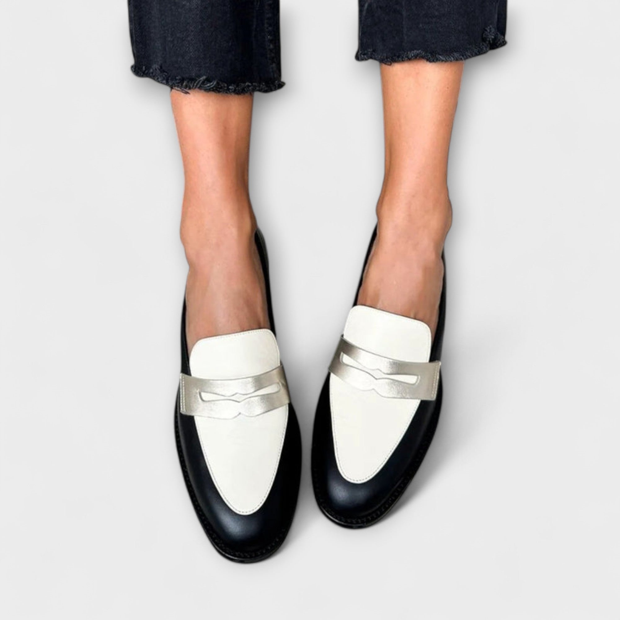 Xara – Stylish Black Loafers with Elegant Metal Details for a Sophisticated Look