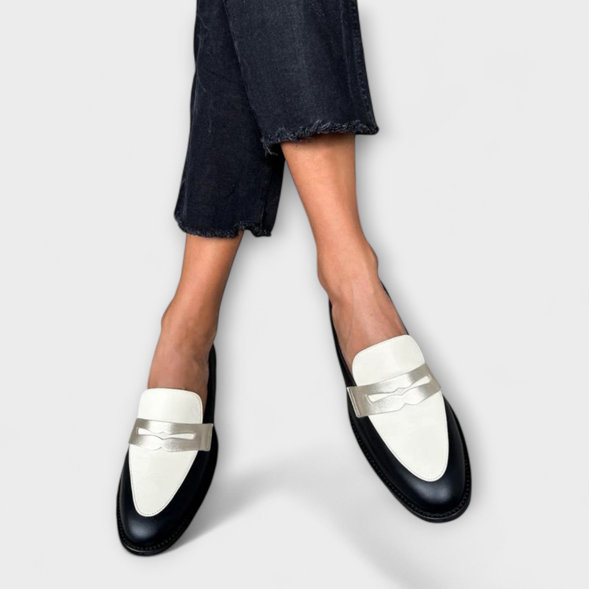 Xara – Stylish Black Loafers with Elegant Metal Details for a Sophisticated Look